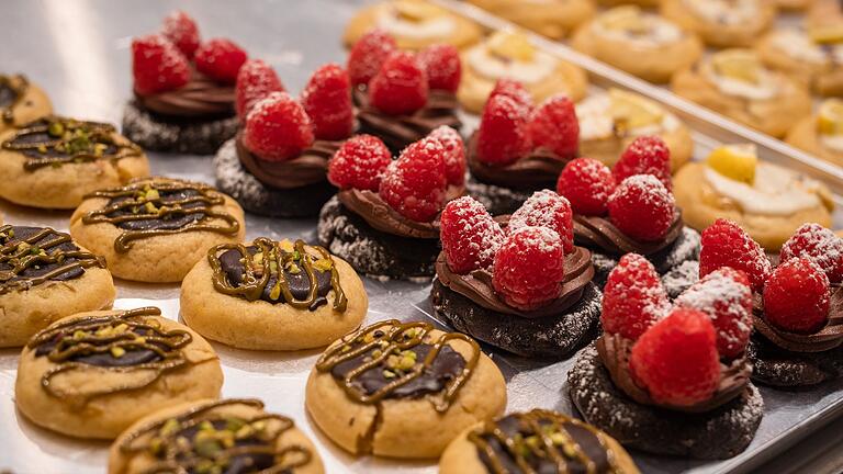 Cookie-Couture in Stuttgart kurz vor der Eröffnung       -  Auch frische Zutaten wie Himbeeren kommen auf die Kekse.