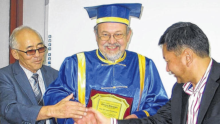 Verleihung: Manfred Haas bei der Zeremonie mit den Professoren Erdenenchuluun (links) und Bolt. Verleihung: Manfred Haas bei der Zeremonie mit den Professoren Erdenenchuluun (links) und Bolt.