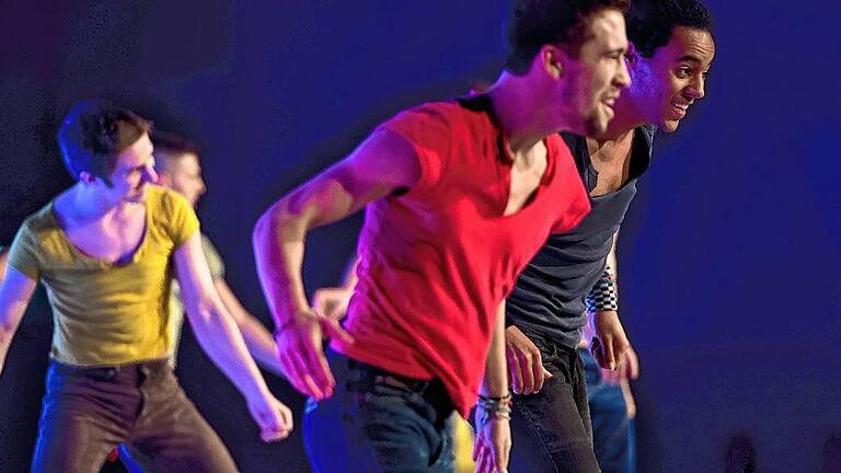 Neujahrsempfang der Mediengruppe Main-Post im VCC - „Schneewittchen – Breaking Out“ heißt das Ballett, das Anna Vita und Sebastian Schick für das Mainfranken Theater Würzburg inszeniert haben. Mit dabei in der Tanztruppe ist Dominik Blenk (vorne), Breakdancer aus Lohr und Enkel von SPD-Stadtrat Seppl Blenk. Überregional bekannt geworden ist der 22-jährige Student mit seinem Partner Markus Heldt, der ebenfalls aus Lohr stammt: Als „Hot Potatoes“ gelang den beiden Tänzern im vergangenen Jahr der Sprung in die zweite Runde des Wettbewerbs „Got to Dance“ des Fernsehsenders Pro7. Neujahrsempfang der Mediengruppe Main-Post im VCC - „Schneewittchen – Breaking Out“ heißt das Ballett, das Anna Vita und Sebastian Schick für das Mainfranken Theater Würzburg inszeniert haben. Mit dabei in der Tanztruppe ist Dominik Blenk (vorne), Breakdancer aus Lohr und Enkel von SPD-Stadtrat Seppl Blenk. Überregional bekannt geworden ist der 22-jährige Student mit seinem Partner Markus Heldt, der ebenfalls aus Lohr stammt: Als „Hot Potatoes“ gelang den beiden Tänzern im vergangenen Jahr der Sprung in die zweite Runde des Wettbewerbs „Got to Dance“ des Fernsehsenders Pro7.