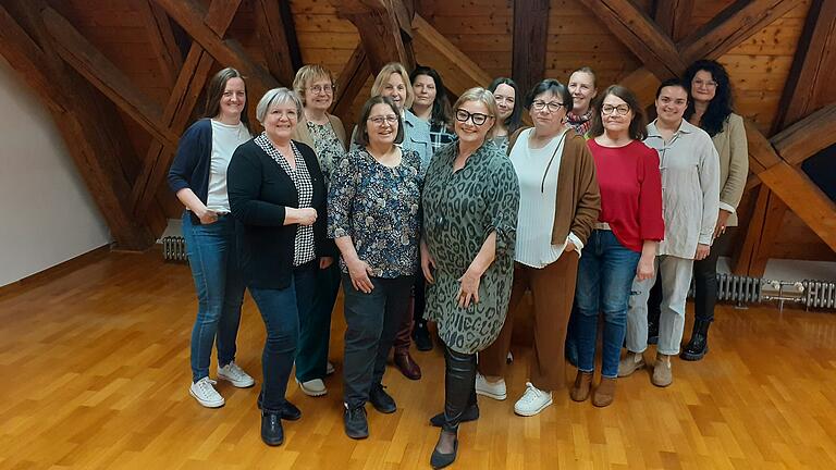 Das Foto zeigt die Teilnehmerinnen des jüngsten Vernetzungstreffens im Landratsamt Haßberge, zusammen mit der stellvertretenden Landrätin Birgit Bayer und der Gleichstellungsbeauftragten Christine Stühler. Das Foto zeigt die Teilnehmerinnen des jüngsten Vernetzungstreffens im Landratsamt Haßberge, zusammen mit der stellvertretenden Landrätin Birgit Bayer und der Gleichstellungsbeauftragten Christine Stühler.