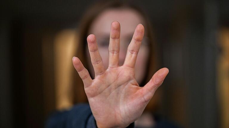 Eine Frau erhebt die Stimme: Sie wurde von einem Kollegen vergewaltigt und versucht nach einer Traumatherapie, wieder in ihren Beruf zurückzufinden. Eine Frau erhebt die Stimme: Sie wurde von einem Kollegen vergewaltigt und versucht nach einer Traumatherapie, wieder in ihren Beruf zurückzufinden.