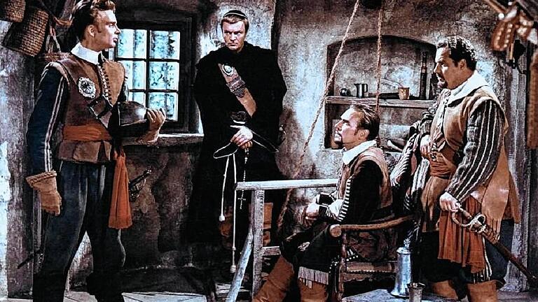 Die „Cornet“-Schauspieler Götz von Langheim, Peter van Eyck, Wolfgang Preiss und Benno Sterzenbach (von links) im Film in einem Turmzimmer der Festung. Die „Cornet“-Schauspieler Götz von Langheim, Peter van Eyck, Wolfgang Preiss und Benno Sterzenbach (von links) im Film in einem Turmzimmer der Festung.