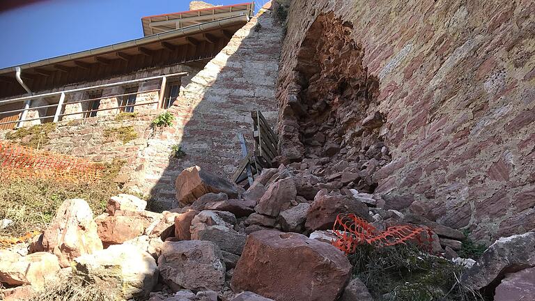 Ein Stück der Stadtmauer unterhalb der Scherenburg in Gemünden ist im Frühjahr 2019 eingestürzt. Ein Stück der Stadtmauer unterhalb der Scherenburg in Gemünden ist im Frühjahr 2019 eingestürzt.