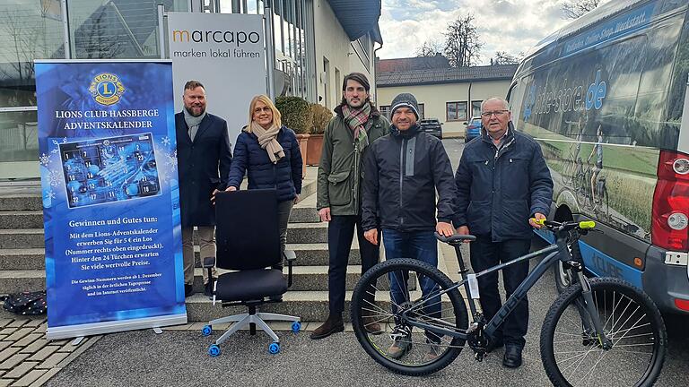 Die Hauptpreise wurden jetzt übergeben. Unser Bild zeigt von links Lions-Präsident Thomas Ötinger, Monika Eichhorn mit dem Bürostuhl, Sponsor Stefan Greb (Büro&amp;Design), Thilo Klinner vom Bike-Store mit Fahrrad-Gewinner Walter Klein.