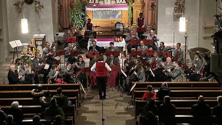 Der Musikverein Brendlorenzen unter der Leitung von Theresa Kiesel bei seinem Jahreskonzert in der Pfarrkirche Brendlorenzen. Der Musikverein Brendlorenzen unter der Leitung von Theresa Kiesel bei seinem Jahreskonzert in der Pfarrkirche Brendlorenzen.