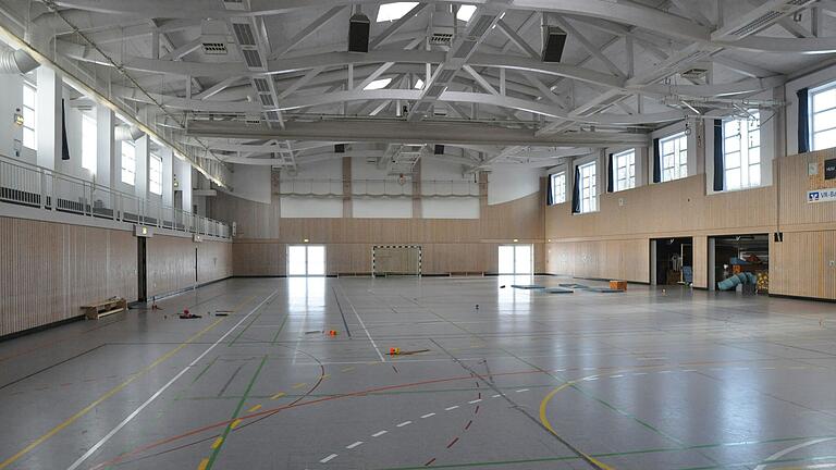 200 Plätze muss das Landratsamt für eine Winter-Notfallreserve zur Unterbringung von Flüchtlingen vorhalten. Bereits geplant ist die Stadthalle Gerolzhofen mit 80 Plätzen. Weitere 150 sollten mit dem Freizeitzentrum von Waigolshausen abdeckt werden.