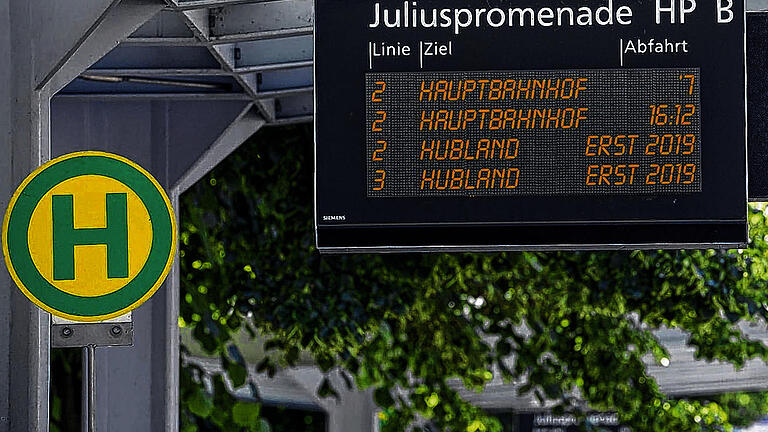 Verspätung: Die so genannte Linie 6 ans Hubland fährt später los als geplant. Über die Haltestelle Juliuspromenade sollen auf der neuen Trasse künftig auch die Linie 2 aus der Zellerau und die Linie 3 aus Heidingsfeld durch das Frauenland ans Hubland fahren. Verspätung: Die so genannte Linie 6 ans Hubland fährt später los als geplant. Über die Haltestelle Juliuspromenade sollen auf der neuen Trasse künftig auch die Linie 2 aus der Zellerau und die Linie 3 aus Heidingsfeld durch das Frauenland ans Hubland fahren.