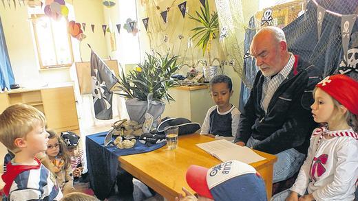 Autorenlesung: Piratengeschichten von Opa Ralf im Kindergarten von Homburg. Autorenlesung: Piratengeschichten von Opa Ralf im Kindergarten von Homburg.