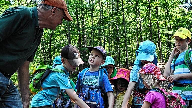Natur pur: Dem vielfältigen Leben im Wald kam ein knappes Dutzend Kinder im Rahmen des Ermershäuser Ferienprogramms auf die Spur. Fachkundig geführt wurden sie bei diesem Walderlebnistag von Förster Wolfgang Meiners (links) und Walter Herold (nicht im Bild).