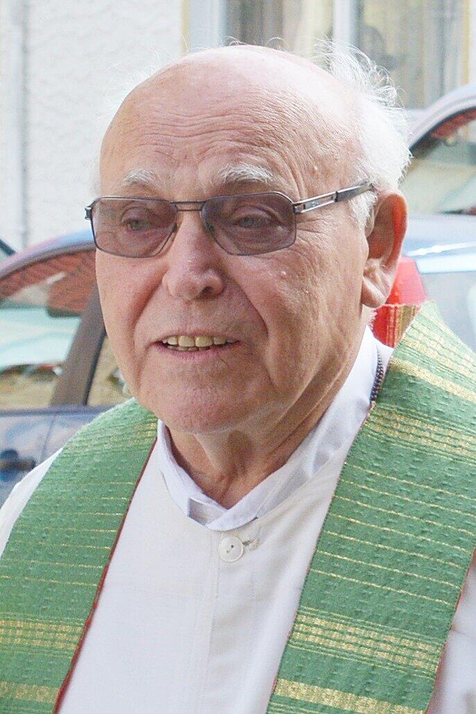 Im Alter von 87 Jahren ist im Juliusspital Bad Königshofen der langjährige Stadtpfarrer von Bad Königshofen, Linus Eizenhöfer, gestorben.