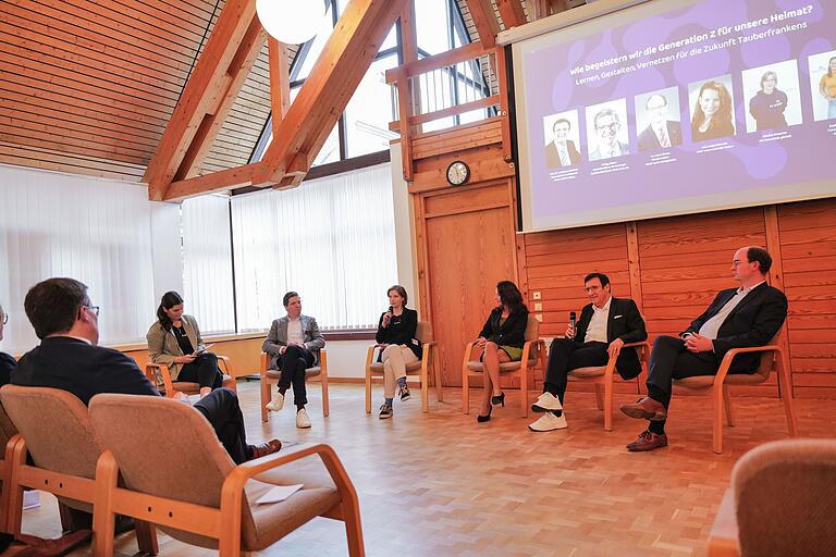 Die Podiumsdiskussion während der Eröffnungsfeier drehte sich um die Frage: 'Wie begeistern wir die Generation Z für unsere Heimat?' Die Podiumsdiskussion während der Eröffnungsfeier drehte sich um die Frage: 'Wie begeistern wir die Generation Z für unsere Heimat?'