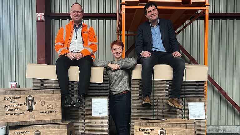 Weihnachtsgeschenke können auch über 'Schatzkisten', die man 13 Wertstoffhöfen in der Region abgeben kann, den Besitzer wechseln. Im Bild (von links): Alexander Pfenning und Maria Bethge von Team Orange mit Thomas Johannes von der Brauchbar.
