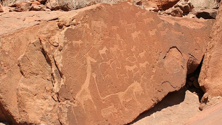 Die inzwischen weltberühmten Felsgravuren im Tal von Twyfelfontein im Nordwesten Namibias Die inzwischen weltberühmten Felsgravuren im Tal von Twyfelfontein im Nordwesten Namibias