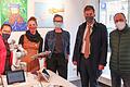 Einen Malroboter, also eine Künstliche Intelligenz mit Kreativ-Algorithmus mit Roboterarm, gab es bei der Wuerzburg Web Week zu bestaunen (von links): Teresita Seib-Stretz (Kunstgalerie), Anja Thomas und Cornelia Kolb (beide von Awesome Technologies), Oberbürgermeister Christian Schuchardt und Rainer Schuá.