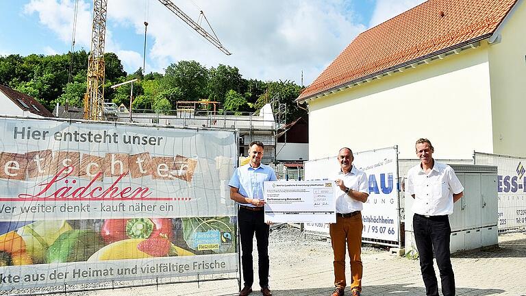 An der Baustelle zur „Neuen Retzstadter Mitte“ übergaben Abteilungsleiter Manfred Stadler (links) und Robert Stumpf (rechts) vom Amt für Ländliche Entwicklung (ALE) den Zuwendungsbescheid über 500 000 Euro an Retzstadts Bürgermeister Karl Gerhard. An der Baustelle zur „Neuen Retzstadter Mitte“ übergaben Abteilungsleiter Manfred Stadler (links) und Robert Stumpf (rechts) vom Amt für Ländliche Entwicklung (ALE) den Zuwendungsbescheid über 500 000 Euro an Retzstadts Bürgermeister Karl Gerhard. 