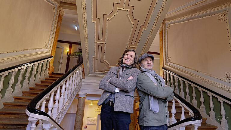 Historiker Dr. Karl Gattinger vom Bayerischen Landesamt für Denkmalpflege (links) und Moderator Max Schmidt im Sisi-Treppenhaus des Hotels Kaiserhof Victoria       -  Historiker Dr. Karl Gattinger vom Bayerischen Landesamt für Denkmalpflege (links) und Moderator Max Schmidt im Sisi-Treppenhaus des Hotels Kaiserhof Victoria