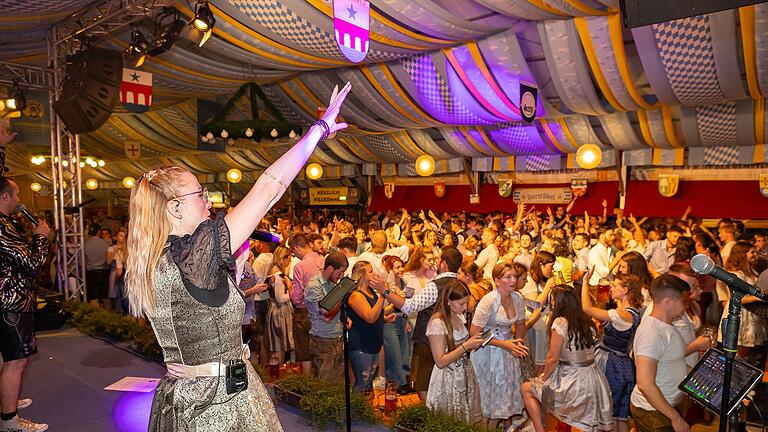Die Band 'Volxxbeat' heizte am Samstagabend auf der Laurenzi-Messe im Festzelt richtig ein. Die Band 'Volxxbeat' heizte am Samstagabend auf der Laurenzi-Messe im Festzelt richtig ein.