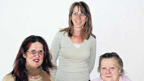 Karin Schifferl (links) und Ilse Geyer (rechts) freuen sich. Dank der Hilfe von Carina Wesson (Mitte), die die Beratungsstelle des Müttergenesungswerks bei der Arbeiterwohlfahrt leitet, haben sie es geschafft und eine Mütter- beziehungsweise Mutter-Kind-Kur genossen. Karin Schifferl (links) und Ilse Geyer (rechts) freuen sich. Dank der Hilfe von Carina Wesson (Mitte), die die Beratungsstelle des Müttergenesungswerks bei der Arbeiterwohlfahrt leitet, haben sie es geschafft und eine Mütter- beziehungsweise Mutter-Kind-Kur genossen.