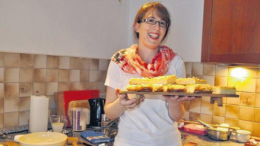 Backt leidenschaftlich gerne: Tanja Ruppert aus Erlenbach. Heute gibt es einen Butterkuchen. Das Rezept zum Nachbacken wird sich im &bdquo;Erlenbacher Kochbuch&ldquo; finden, für das die gelernte Konditorin noch Rezepte sucht.