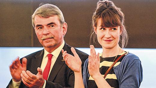 Applaus für ein Stück Zeitgeschichte: Wiebke Melle, Autorin des Theaterstückes über Gustl Mollath, gab und erhielt bei der Premierenfeier viel Beifall.