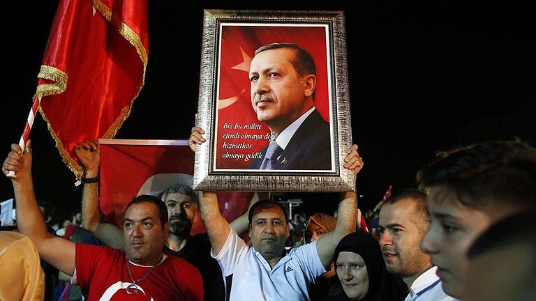 Erdogan-Anhänger - Feiernde Erdogan-Anhänger in Deutschland nach der gewonnen Wahl. Erdogan-Anhänger - Feiernde Erdogan-Anhänger in Deutschland nach der gewonnen Wahl.
