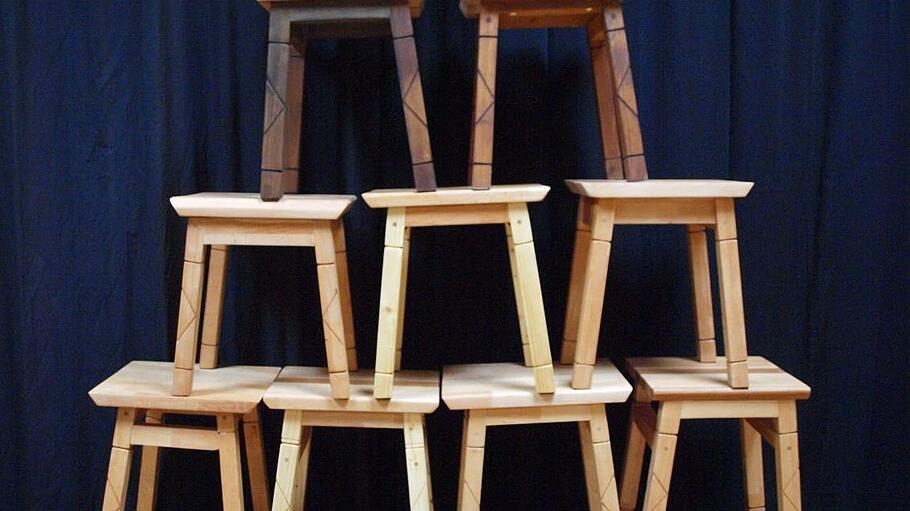 Katharinen-Schule in Fuchsstadt: Die Schülerinnen und Schüler der Berufsschulstufe, stellen jedes Jahr Werkstücke her. Dieses Jahr arbeiteten die jungen Leute an diesen Hockern.  Foto: Volker Keß       -  Katharinen-Schule in Fuchsstadt: Die Schülerinnen und Schüler der Berufsschulstufe, stellen jedes Jahr Werkstücke her. Dieses Jahr arbeiteten die jungen Leute an diesen Hockern.  Foto: Volker Keß