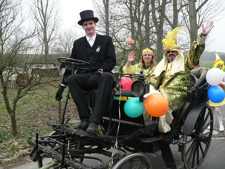 Das Prinzenpaar wurde beim Eichelsdorfer Faschingsumzug traditionell in einem historischen Gefährt – wie einst von Carl Benz entworfen – durch den Ort gefahren.