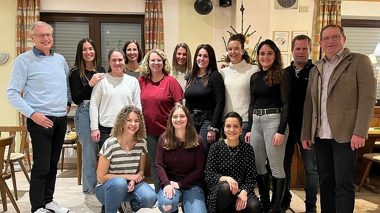 Die in die Bezirksliga aufgestiegene Korbball-Mannschaft stehend von links: Trainer Ingbert Rettner,  Lisa Walter, Diana Sittler-Rösch, Desireé Schmittfull, Jessica Rettner, Julia Rettner, Carina Segritz, Daniela Seufert, Stephanie Rumpel, Manuel Hochrein (Vorstand Sport), Michael Grätz (1.Vorstand). Vorne von links: Maxima Rettner, Tina Beuntner, Isabell Puello.