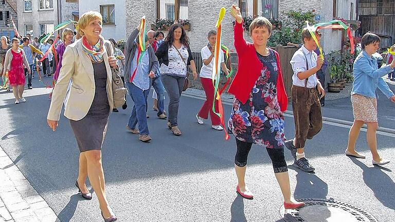 Buntes Jubuiläum: Jeder Bewohner der Unterweißenbrunner Wohnstätte der Lebenshilfe ist einmalig und hat in seiner Einzigartigkeit der Gesellschaft auch etwas ganz besonders zu geben. Im fröhlichen bunten Festzug zogen die Bewohner begleitet von Musikkapelle und Dorfbevölkerung durch Unterweißenbrunn. Buntes Jubuiläum: Jeder Bewohner der Unterweißenbrunner Wohnstätte der Lebenshilfe ist einmalig und hat in seiner Einzigartigkeit der Gesellschaft auch etwas ganz besonders zu geben. Im fröhlichen bunten Festzug zogen die Bewohner begleitet von Musikkapelle und Dorfbevölkerung durch Unterweißenbrunn.