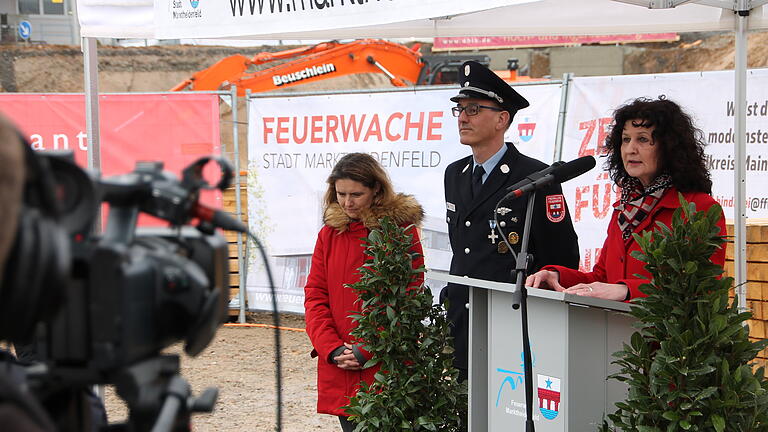 Bei widrigen äußeren Umständen aber bei bester Laune der Beteiligten fand der Spatenstich für die neue Feuerwache in Marktheidenfeld statt.