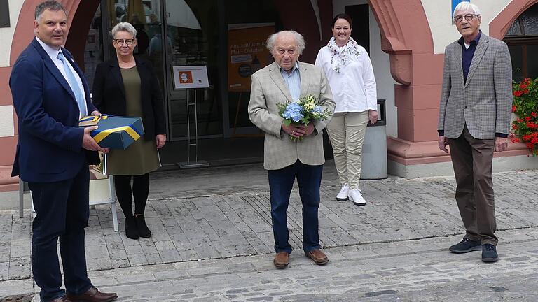 Stabswechsel beim Theaterring der Vhs Volkach: Friedl Albert (Mitte) gibt nach 65 Jahren die Leitung ab an Heinrich Kresken (rechts). Volkachs Erster Bürgermeister Heiko Bäuerlein, die Leiterin der Vhs Volkach, Susanne Holst-Steppat, (links) sowie Sigrid Klemenz aus der Vhs-Geschäftsstelle (rechts) dankten dem scheidenden Friedl Albert für sein außergewöhnliches Wirken. Stabswechsel beim Theaterring der Vhs Volkach: Friedl Albert (Mitte) gibt nach 65 Jahren die Leitung ab an Heinrich Kresken (rechts). Volkachs Erster Bürgermeister Heiko Bäuerlein, die Leiterin der Vhs Volkach, Susanne Holst-Steppat, (links) sowie Sigrid Klemenz aus der Vhs-Geschäftsstelle (rechts) dankten dem scheidenden Friedl Albert für sein außergewöhnliches Wirken.