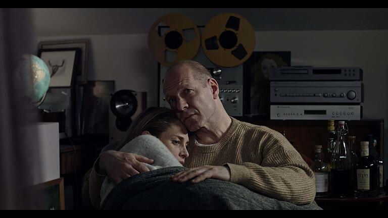 Szenenfoto aus dem Film 'Lebendig'. Rupperti spielt mit Sophie von Kessel (links) die Hauptrollen.