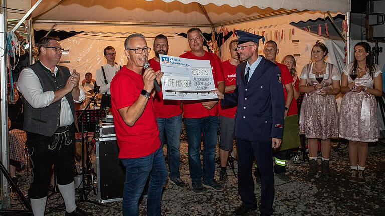 Annähernd 30 000 Euro betrug die Summe des Spendenschecks, den das Aktionsbündnis 'Wir helfen Rech' in dem von der Flutwelle zerstörten Ort Rech im Ahrtal während des Mutmacherfestes übergeben konnte. Im Bild Kreisbrandinspektor Alexander Bönig (von links) und Michael Schubert.