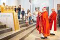 Ein Spalier von Kindern und Messdienern und -dienerinnen stand bereit, als die Reliquien der Heiligen Kilian, Kolonat und Totnan zurück in den Altar des Kiliansdoms gebracht wurden.