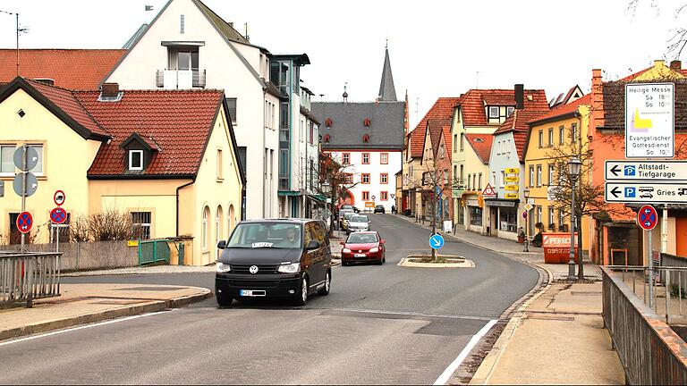 Sollte die alte Haßfurter Mainbrücke nicht durch einen Neubau ersetzt werden, würde eine Anbindung an die Ringstraße (links) nur schwer zu realisieren sein.