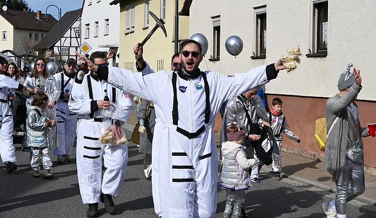 Unter dem Motto 'Lost in space' zogen am Faschingsdienstag die Astronauten durch Wiesenfeld.
