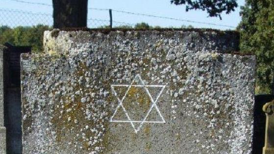 Die Grabsteine der Familie Hahn: Auf dem israelitischen Friedhof bei Gerolzhofen zeigt sich auch ein Stück jüdischer Begräbniskultur. Ein schon belegtes Grab darf nicht noch einmal genutzt werden. Deswegen ist Moritz neben seinem Vater Abraham beerdigt, Abrahams und Moritz' Ehefrauen Ernestine und Babette haben Einzelgräber in räumlichem Abstand. Die Grabsteine der Familie Hahn: Auf dem israelitischen Friedhof bei Gerolzhofen zeigt sich auch ein Stück jüdischer Begräbniskultur. Ein schon belegtes Grab darf nicht noch einmal genutzt werden. Deswegen ist Moritz neben seinem Vater Abraham beerdigt, Abrahams und Moritz' Ehefrauen Ernestine und Babette haben Einzelgräber in räumlichem Abstand.