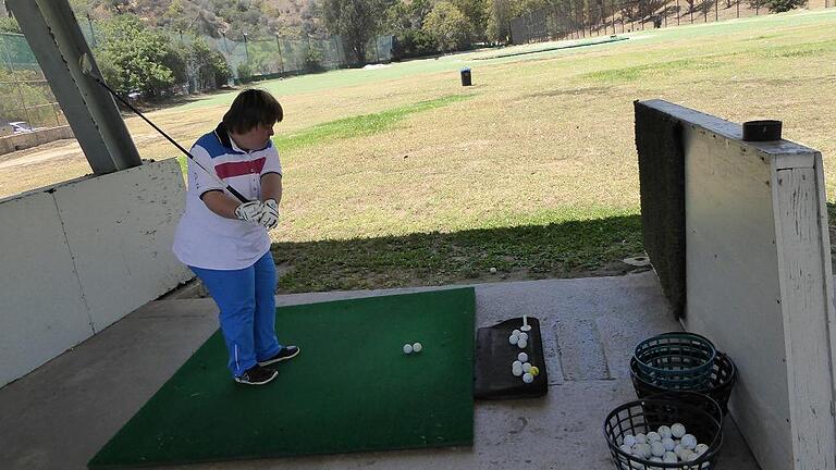 In der sportlichen Disziplin Golf nahm Sarah Rinkowitz für das deutsche Team an den Special Olympics in Los Angeles teil. In der Golfanlage sieht man sie hier beim Aufwärmen oder wie man bei Golfern sagt &bdquo;einschlagen&ldquo;.