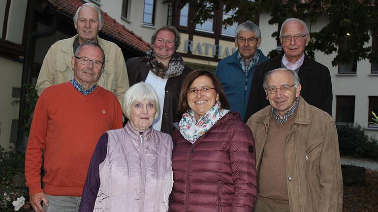 Bürgermeisterin Anja Seufert (hinten zweite von links) freut sich über den Abschluss der Arbeiten an der Chronik von Bastheim und seinen Ortsteilen. Die Autoren können stolz auf ihre Arbeit sein: (vorne von links): Hermann Leicht, Notburga Seufert, Irene Pfaff und Wolfgang Wagner. Zudem (hinten von links) Manfred Stumpf, Hans-Peter Trenk und Erwin Gensler. Auf dem Foto fehlt Herbert Odenwald.