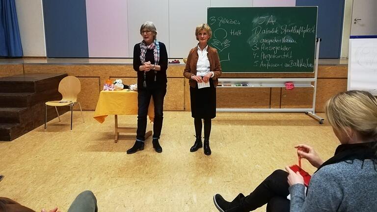 Unser Bild zeigt (von links): Annette Achilles (Geschäftsführerin der Waldorfschule) und Christiane Kutik (Referentin und Buchautorin).