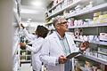 Stocking up. Shot of two focused pharmacist walking around and doing stock inside of a pharmacy.       -  In deutschen Apotheken bleiben mittlerweile viele Regale leer. Über 250 Medikamente - darunter Allerweltsmedikamente wie Fiebersäfte und Schmerzmittel - sind aktuell nicht lieferbar.