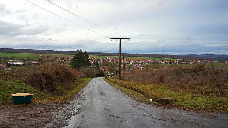 Auf beiden Seiten des Triebwegs sollen in Esselbach Wohnhäuser entstehen und damit die bereits oberhalb bestehende Bebauung mit dem Ort verbinden.