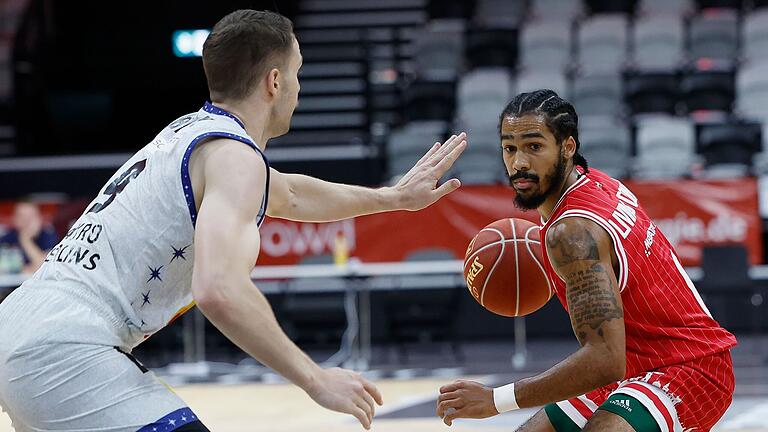 Otis Livingston II (rechts), hier im Duell mit Crailsheims Fabian Bleck, erzielte beim Sieg der Würzburg Baskets gegen die Chemnitz 99ers am Samstagabend starke 26 Punkte.