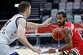 Otis Livingston II (rechts), hier im Duell mit Crailsheims Fabian Bleck, erzielte beim Sieg der Würzburg Baskets gegen die Chemnitz 99ers am Samstagabend starke 26 Punkte.