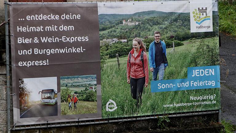 Im ganzen Landkreis wird mit diesen Großflächen-Tafeln für die beiden 'Freizeitlinien' geworben. Aber das Interesse scheint dürftig.