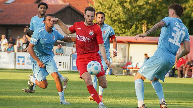 Der US-Amerikaner Creighton Braun (am Ball) hat beim TSV Aubstadt die meiste Spielzeit als Sechser bekommen. Gegen den Tabellendritten SV Wacker Burghausen könnte er wieder auf diese Position rücken.