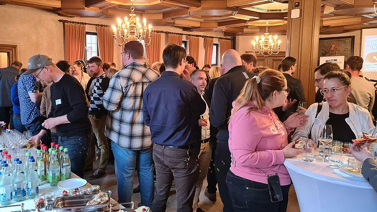 Rund 80 Unternehmer und Unternehmerinnen waren zum ersten Volkacher Unternehmertreff ins Schelfenhaus gekommen. Nach dem offiziellen Teil netzwerkten sie bei leckeren Snacks und kühlen Getränken. Rund 80 Unternehmer und Unternehmerinnen waren zum ersten Volkacher Unternehmertreff ins Schelfenhaus gekommen. Nach dem offiziellen Teil netzwerkten sie bei leckeren Snacks und kühlen Getränken.
