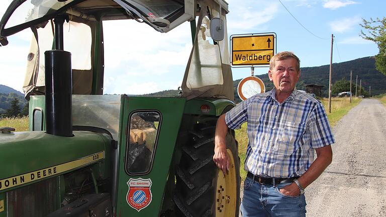 Wilhelm Söder, ehemaliger Abteilungsleiter Fußball der DJK Waldberg. Auf seinem Traktor prangt noch immer ein Aufkleber des FC Bayern München.