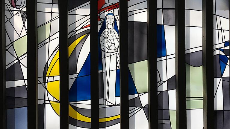 Kunstvolle Fenster in der Kirche St. Laurentius in Bad Bocklet. Kunstvolle Fenster in der Kirche St. Laurentius in Bad Bocklet.