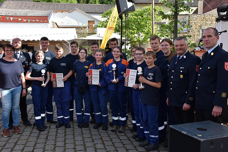 Nach spannendem Wettkampf standen die Platzierungen des Wettkampfes fest.
Die Jugendfeuerwehr Binsfeld bele	gte vor der Jugendfeuerwehr Stadelhofen 2 und der Jugendfeuerwehr Aschfeld 1 das Siegerpodest. Das Bild zeigt links Bürgermeisterstellvertreterin Birgit Köhler, Retzstadts Kommandanten Frank Rudolph, KBI Stephan Brust und  Kreisbrandmeister Stefan Strohmenger im Kreise der drei erstplatzierten Jugendgruppen.